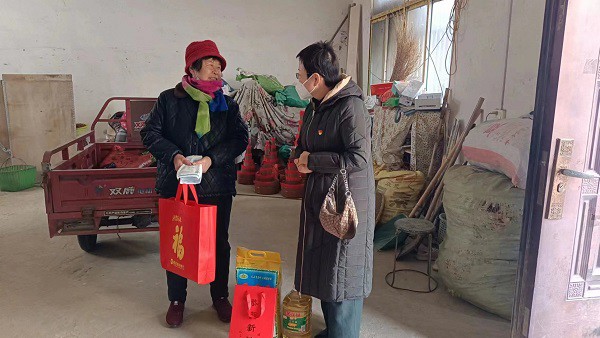 市工商联到帮扶村开展春节走访慰问活动.jpg